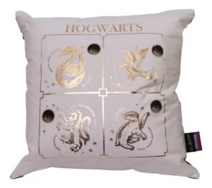 ALMOFADA FIBRA VELUDO 40X40CM HOGWARTS CASAS DOURADAS Cod. 288